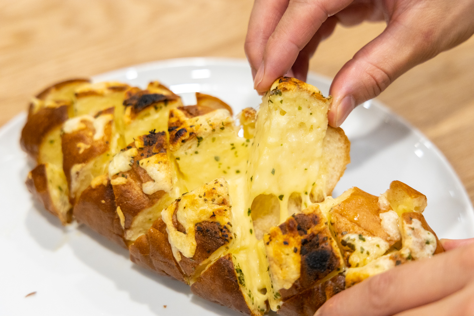 新型「バルミューダ ザ・トースター」で作る簡単フランスパンレシピ！【ガーリックチーズちぎりパン】